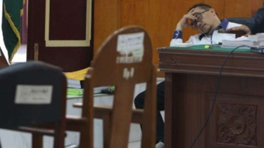 Ramadhan Pohan tertidur di ruang sidang.