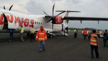Pesawat Wings Air yang pecah ban saat mendarat di Bandara Radin Inten II, 26 Februari 2017.