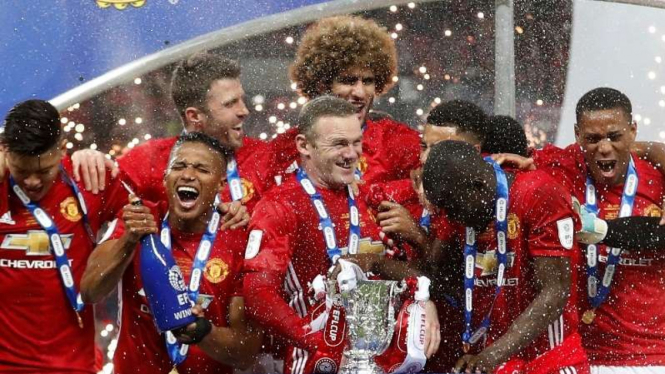 Pemain Manchester United rayakan juara Piala Liga Inggris musim 2016-17