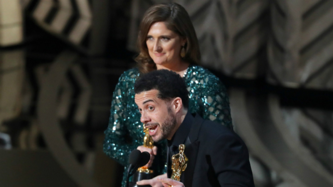 Pemenang Film Dokumenter Terbaik Oscar 2017, Ezra Edelman dan Caroline Waterlow, lewat film O.J: Made in America. 
