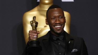 Mahershala Ali meraih Piala Oscar 2017 untuk kategori Aktor Pendukung Terbaik