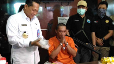 Benny mengangkat tangan di hadapan Kepala BNN, Budi Waseso.