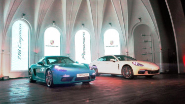 Dua mobil baru Porsche yang meluncur di Indonesia.