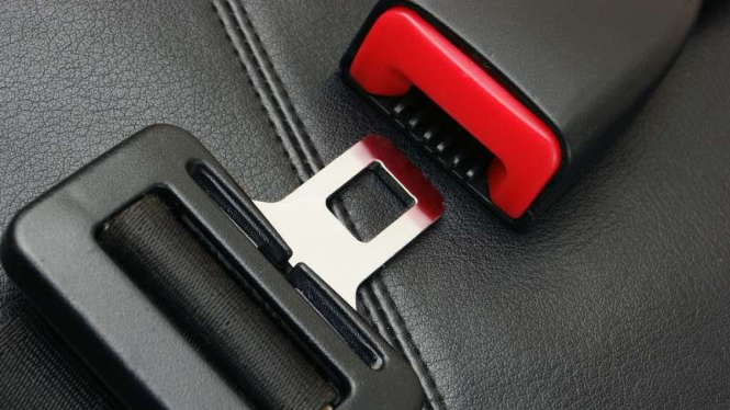 Sabuk pengaman atau seat belt.