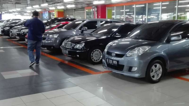 Penjualan mobil bekas di MGK Kemayoran. Ilustrasi