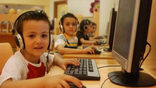 Anak kecanduan game online.