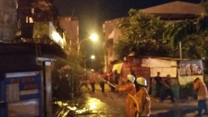Petugas Damkar memadamkan kobaran api