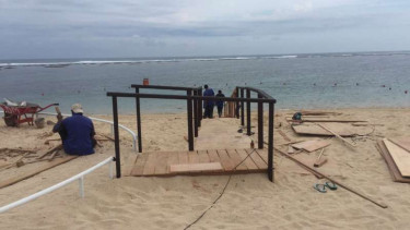 Tangga khusus untuk Raja Salman main ombak di Bali.