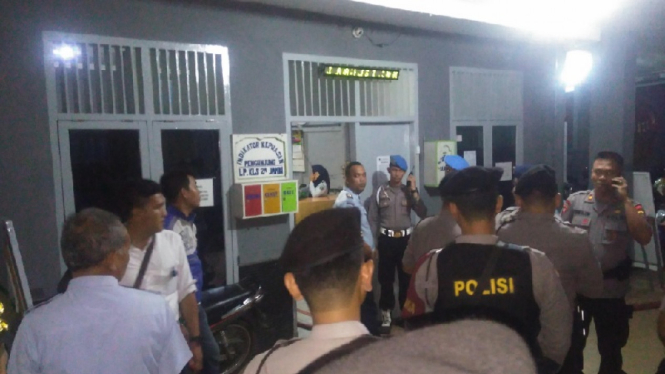 Polisi dari Polda Jambi saat berjaga-jaga di suatu lokasi beberapa waktu lalu (foto ilustrasi).