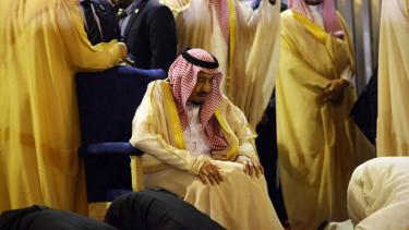 Raja Salman saat Salat Tahiyatul Masjid di Masjid Istiqlal, Jakarta, Kamis, 2 Maret 2017.