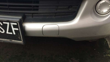 Tutup kotak pada bumper mobil.