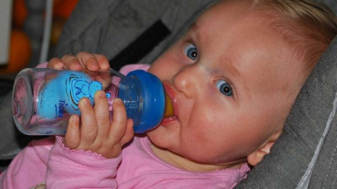 Anak minum air