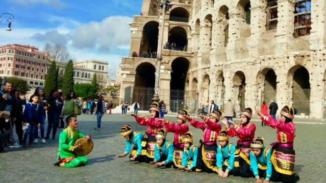Anak-anak Indonesia tampilkan Tari Saman di Colosseum Roma, Italia.