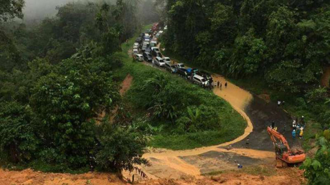 Longsor di Tanjung Alai dan Koto Alam, Kabupaten Kampar, menyebabkan jalan Riau-Sumbar putus total pada Jumat, 3 Maret 2017.