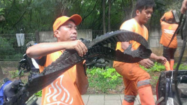Petugas menemukan ban bekas di gorong-gorong Jalan Gatot Subroto
