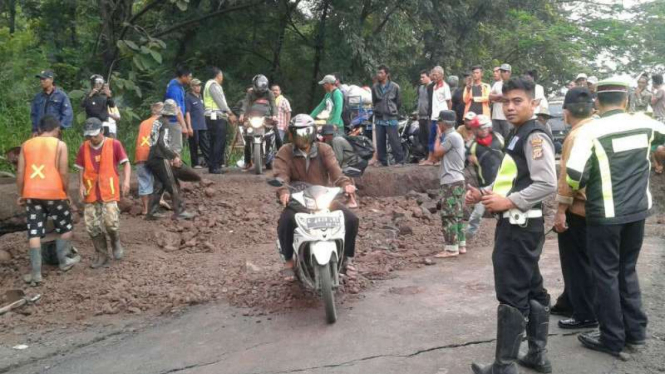 Jalan amblas di di Desa Bugel, Kecamatan Tomo, Kabupaten Sumedang, Jawa Barat.