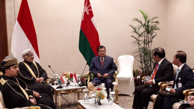 Wakil Presiden Jusuf Kalla (kanan) dan Ketua Dewan Negara Oman, Yahya Mahfooudh al Manthri (kiri).