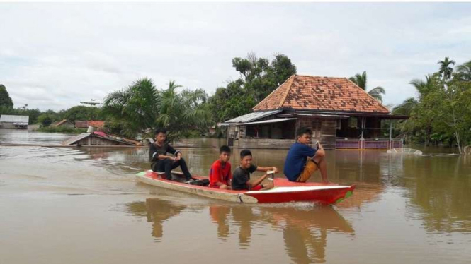 Anak-anak desa di Kabupaten Musi Banyuasin Sumatera Selatan yang terdampak bencana banjir, Selasa (7/3/2017)