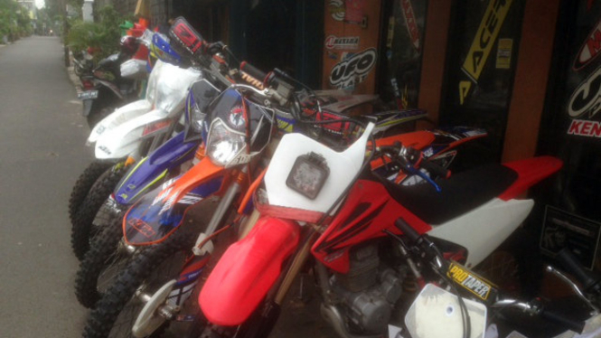 Showroom motor trail bekas Roby Steam di Jalan Arteri Kelapa Dua Raya, Jakarta B