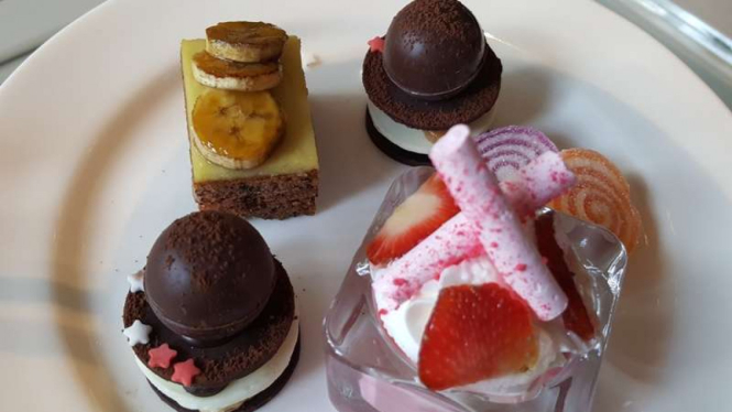 Banana Cake, Chocolate Garnish dan Strawberry Moose (karya Chef Revo)