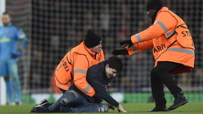 Seorang fans Arsenal nekat masuk ke lapangan saat pertandingan berlangsung