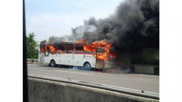 Bus Primajasa terbakar di ruas Tol Cikampek menuju Jakarta, tepatnya di KM 42,100 pada Rabu (8/3/2017)