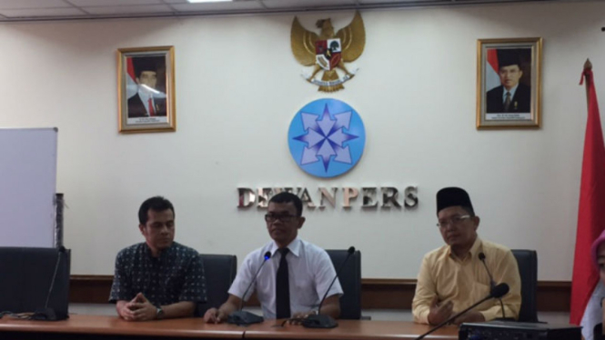 Ustaz Alfian Tanjung (kanan) saat meminta maaf kepada Anggota Dewan Pers, Nezar Patria (kiri) yang dia tuduh sebagai 'PKI' dan 'Orang Istana'. Kepala Staf Kepresidenan Teten Masduki melaporkan Alfian ke kepolisian karena difitnah sebagai komunis.