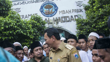 Ahok Kunjungi Makam Mbah Priok.