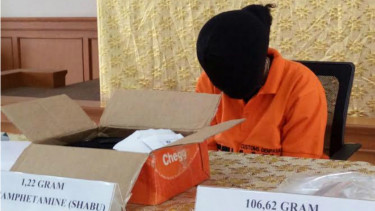 Seorang warga asing yang ditangkap petugas Bea Cukai Tipe Madya Pabean A Denpasar, Bali.