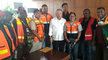 Para pekerja Freeport berfoto bersama dengan Menteri PUPR, Basuki Hadimuldjono 