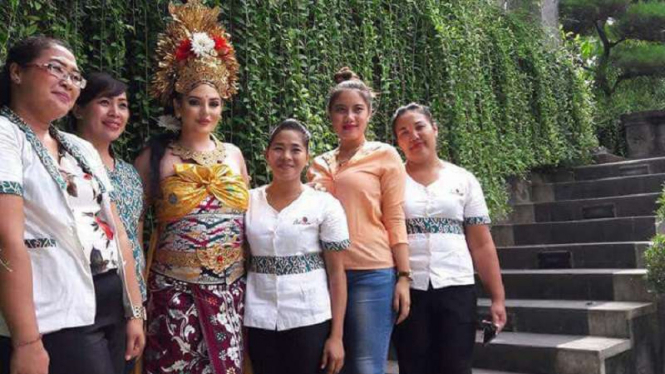 Wanita cantik yang disebut putri Raja Salman (tengah)