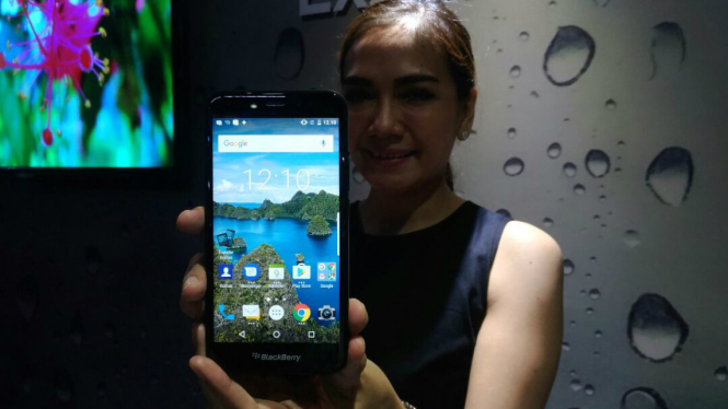 Model menunjukkan BlackBerry Aurora.