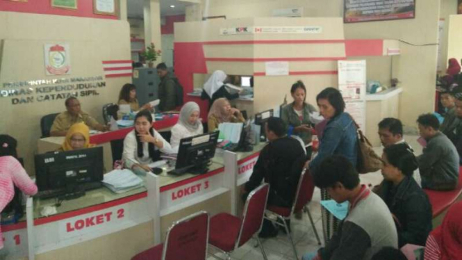 Pelayanan perekaman data e-KTP di kantor Dinas Kependudukan dan Catatan Sipil Kota Makassar, Sulawesi Selatan, pada Kamis, 9 Maret 2017.