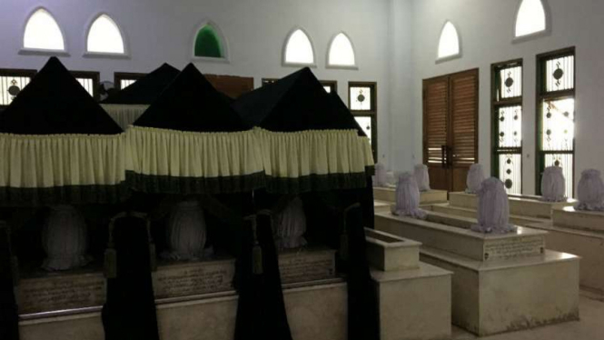 Pusara makam Mbah Priok beserta keturunannya.