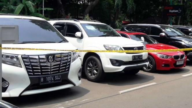 Kendaraan bos pandawa group yang disita polisi.