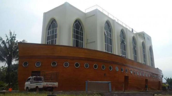 Masjid Safinatun Najah berbentuk bahtera raksasa di Semarang, Jawa Tengah, pada Jumat, 10 Maret 2017.