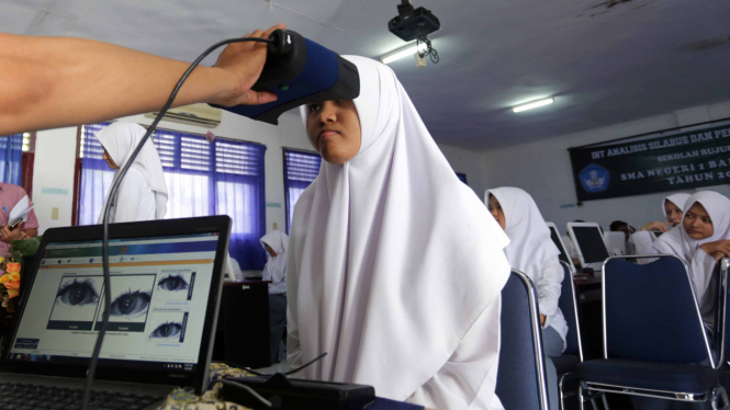 Proses perekaman data e-KTP.