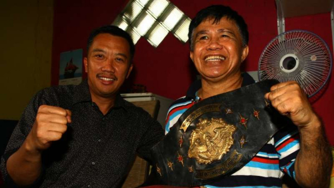 Menpora, Imam Nahrawi (kiri), dan legenda tinju Indonesia, Ellyas Pical (kanan)