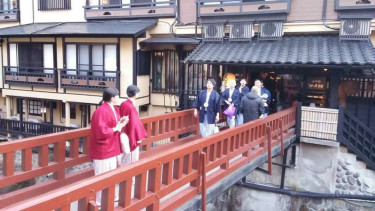 Warga Jepang yang menggunakan Yukata saat menyambangi kampung air panas di Kurokawa Onsen, Sabtu (11/3/2017)