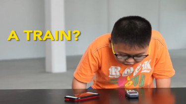 Anak bingung melihat Nokia 3310