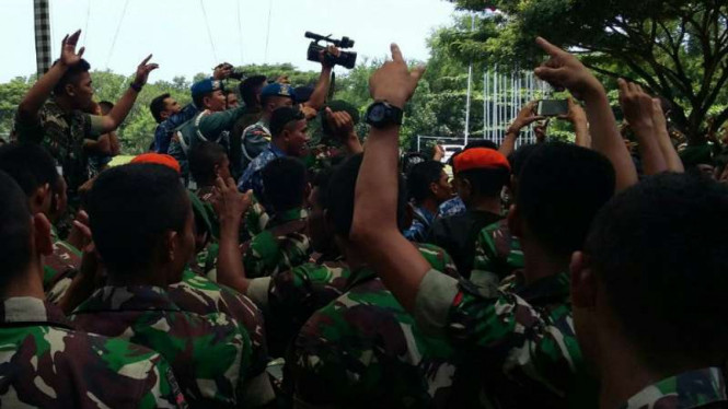 Raja Salman Pulang, Prajurit TNI Dangdutan