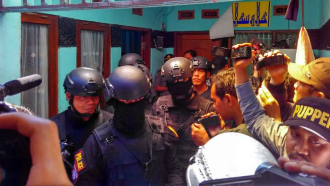 Polisi menggeledah rumah Soleh Abdurahman alias Gungun alias Abu Fursan, seorang terduga teroris, di kawasan Jalan Jamika, Babakan Ciparay, Kota Bandung, Jawa Barat, pada Senin, 13 Maret 2017.