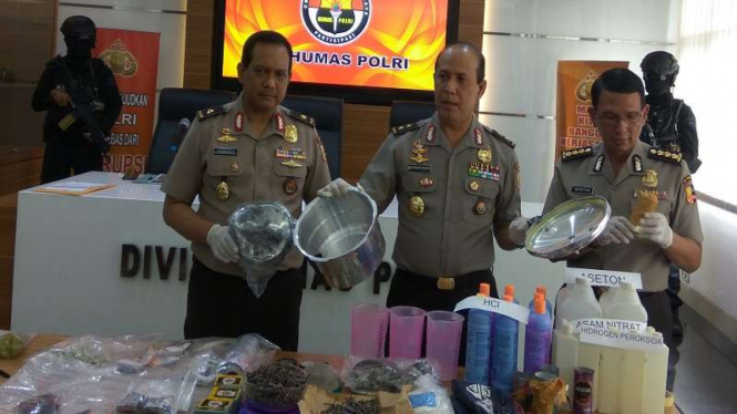 Mabes Polri beberkan barang bukti penggeledahan rekan pelaku Bom Cicendo