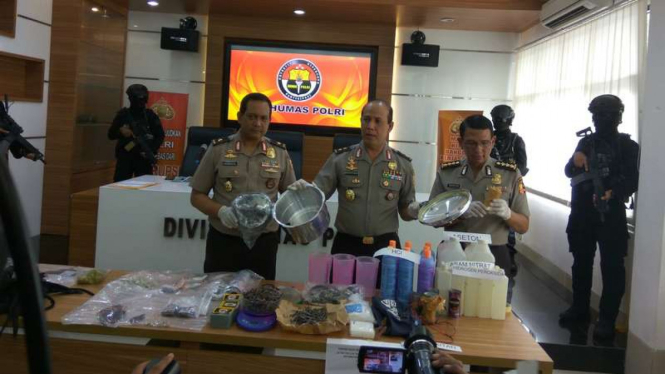 Kepolisian menunjukkan sejumlah barang bukti pembuatan bom panci di Mabes Polri, Senin (13/3/2017)