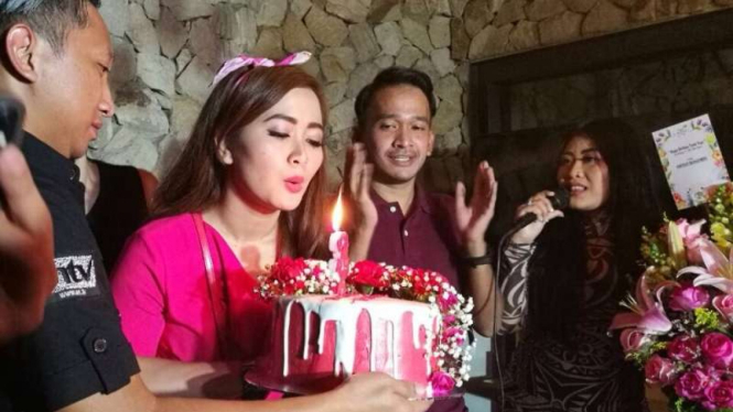 Vega Darwanti rayakan ultah bersama tim Pesbuker ANTV