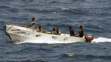 Perompak Somalia saat beraksi beberapa tahun lalu. 
