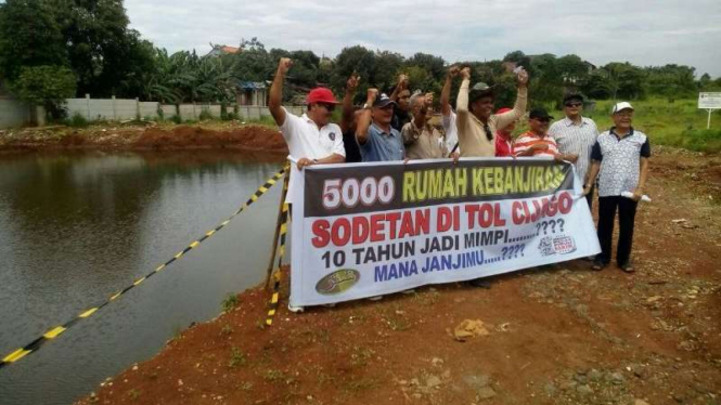 Warga Sukmajaya dan Cimanggis unjuk rasa di area Tol Cijago, Selasa (14/3/2017).