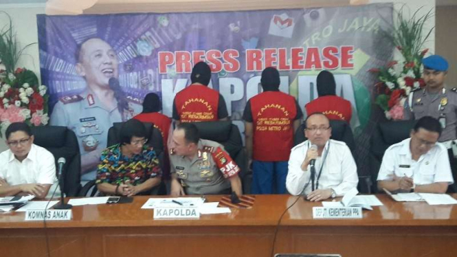 Kapolda Metro Jaya, Inspektur Jenderal Polisi M Iriawan (tengah)
