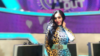 Baju Macan Bikin Model Cantik Ini Curi Perhatian