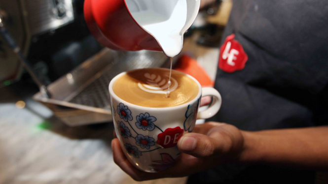 Menikmati nikmatnya kopi. Foto ilustrasi 